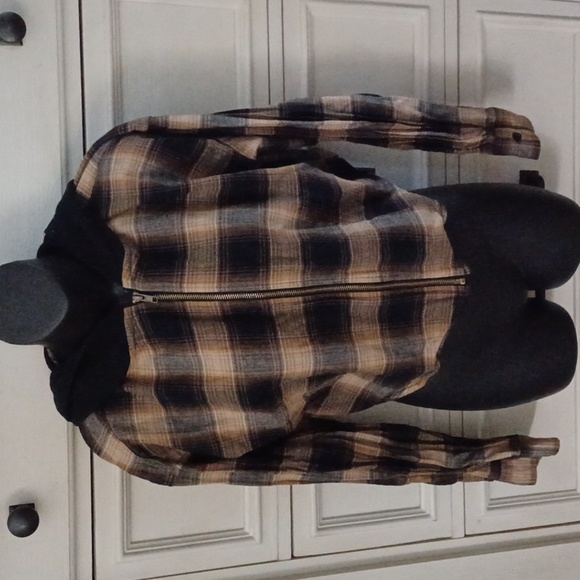 Tops - Forever 21 sz medium short flannel with hood